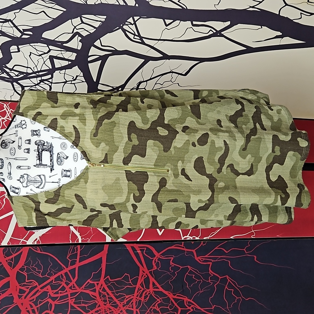 LuLaroe Rachael Women's Medium V Neck Chest Zipper Wide Strap Tank Top Camo